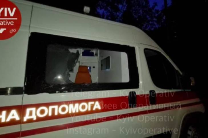 "Изо рта идет пена": в Киеве неадекватный мужчина с ножом напал на бригаду скорой