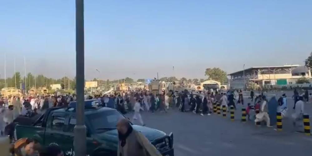 Американские военные открыли огонь по людям в аэропорту Кабула