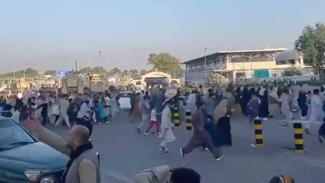 Американские военные открыли огонь при попытке толпы блокировать взлетно-посадочную полосу в аэропорту Кабула, есть убитые