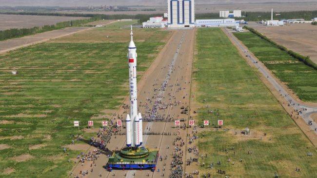 Китайская ракета-носитель космического корабля «Тяньчжоу-3» доставлена на космодром