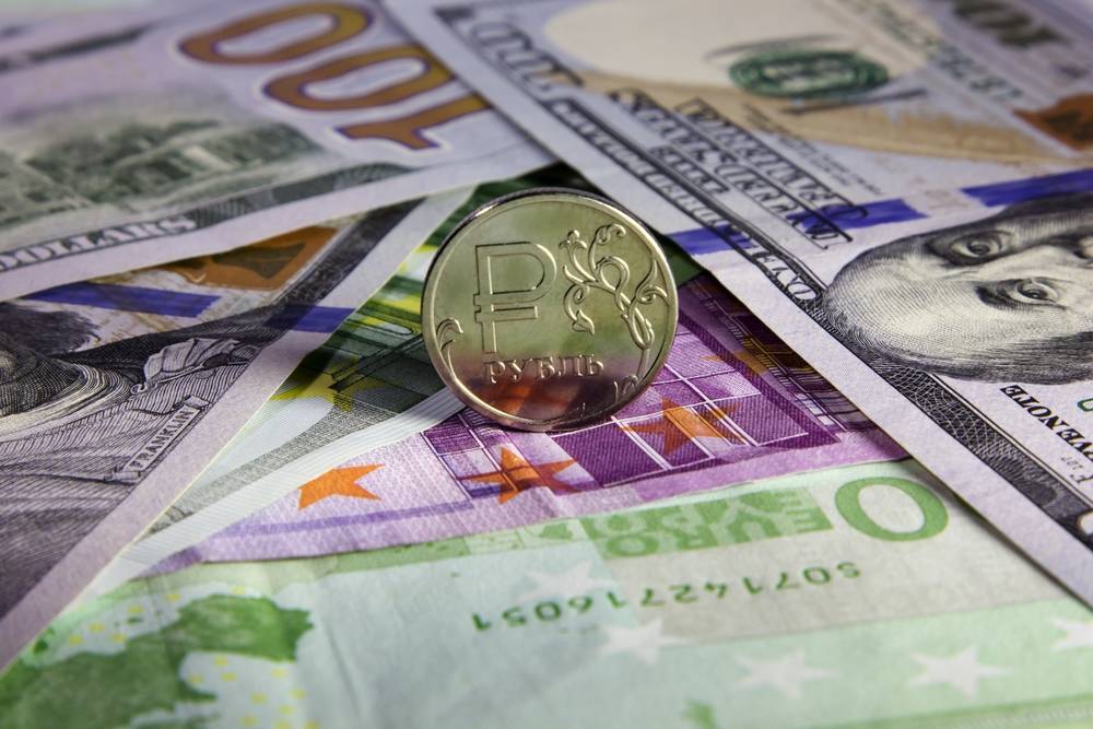 Биржа евро вырос, а доллар упал на торгах 16 августа
