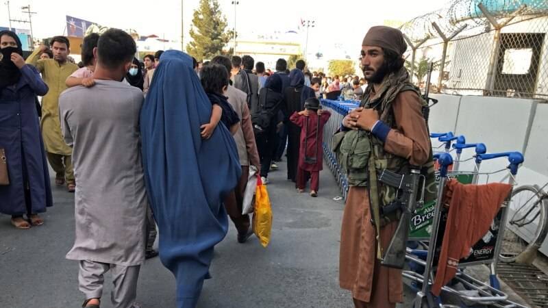 Международный аэропорт Кабула переполнен беженцами