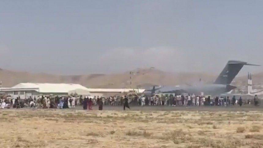 Опубликовано видео падения афганцев из вылетающего в Кабуле самолета США