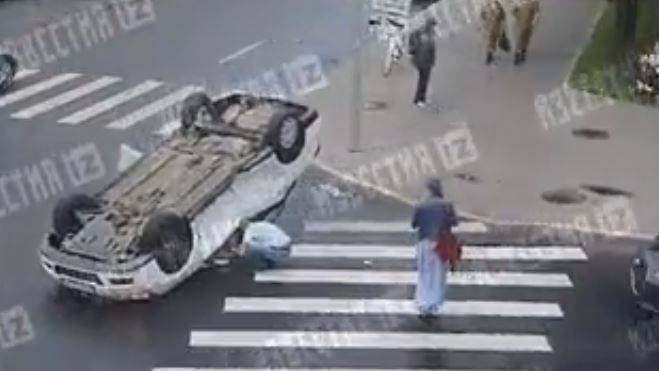 ДТП с перевернувшейся легковушкой в Санкт-Петербурге попало на видео