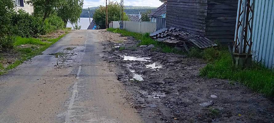 Власти поселка в Карелии обещали засыпать яму, в которую провалился ребенок