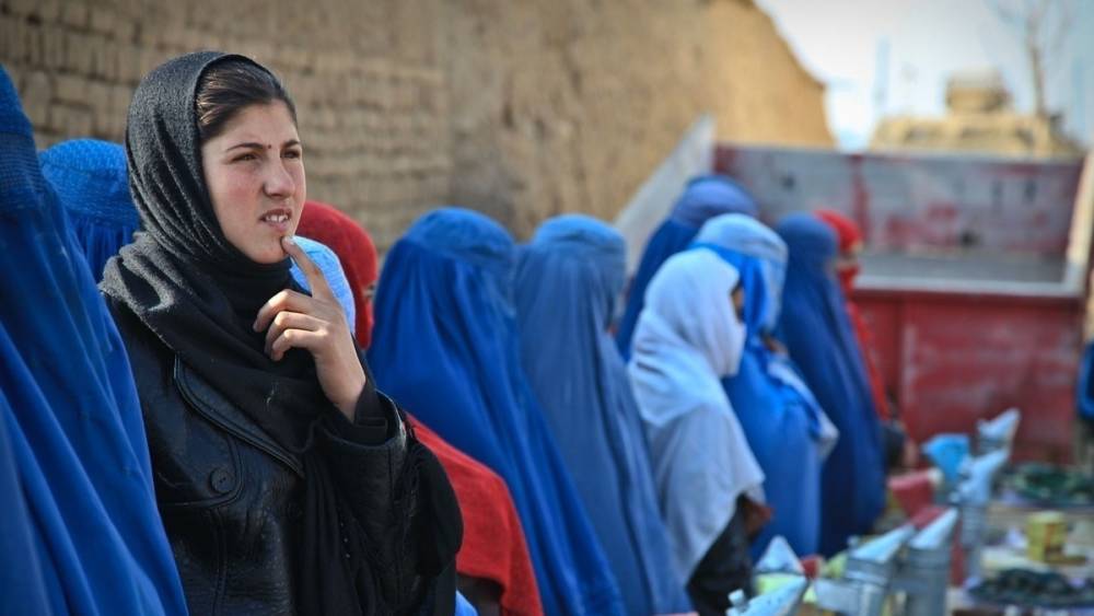Талибы запрещают девушкам идти на работу и используют их в качестве рабынь – СМИ