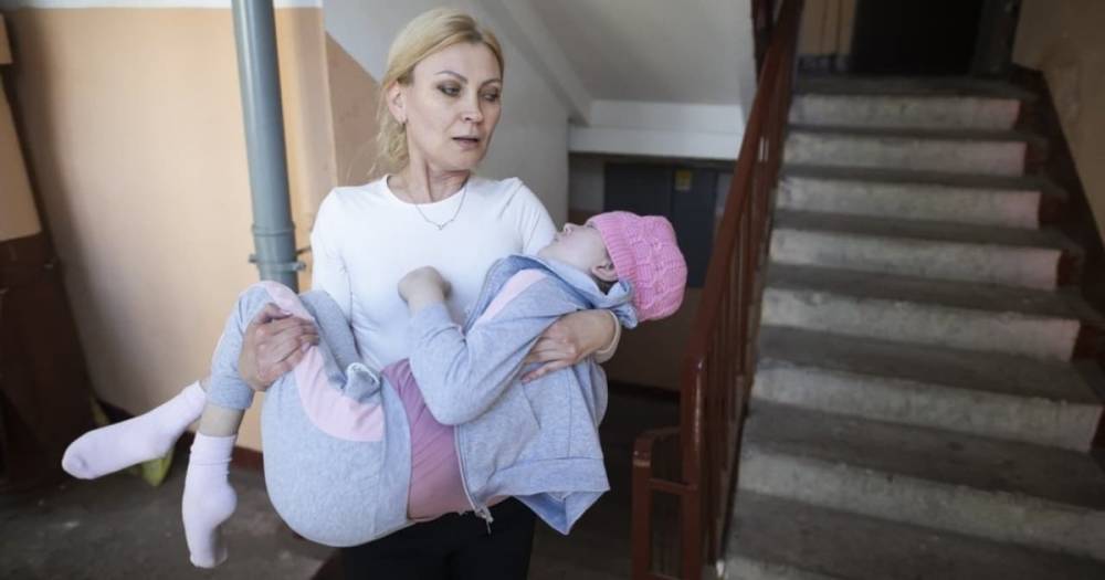 Детский омбудсмен займётся историей девочки-инвалида из Калининграда, которая живёт с мамой в доме без лифта