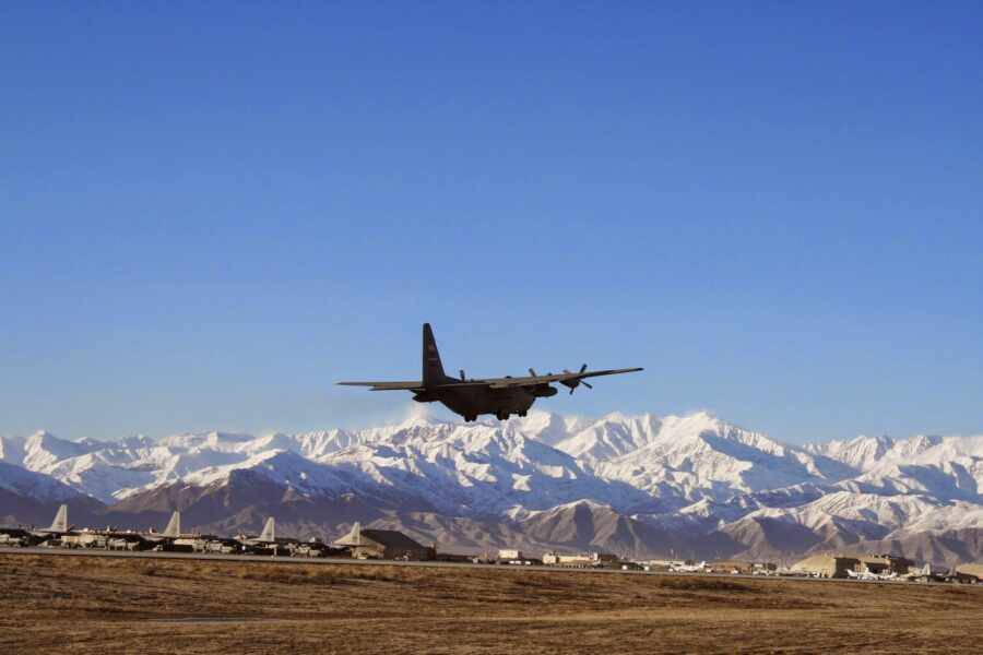 Таджикистан разрешил приземлиться самолету из Афганистана с военными на борту
