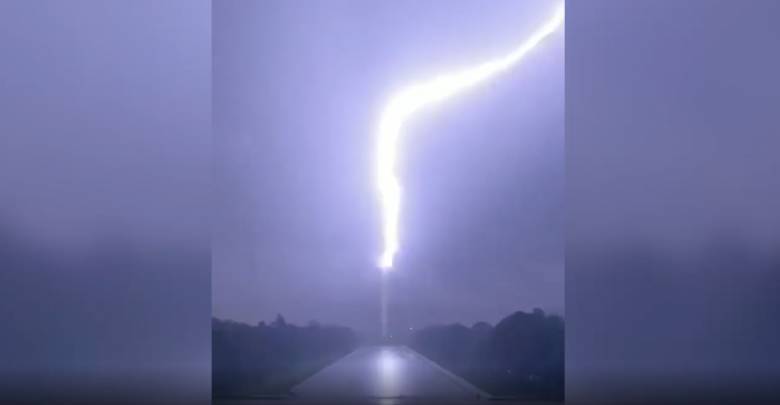 Эпичный удар молнии в Монумент Вашингтону попал на видео