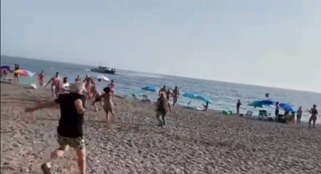 «И такое бывает»: в Испании на пляж с отдыхающими влетело судно с наркотиками (ВИДЕО)