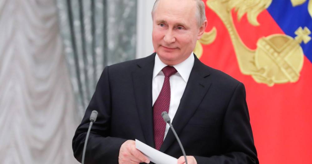 Путин вручил награды более 250 медикам за вклад в борьбу COVID-19