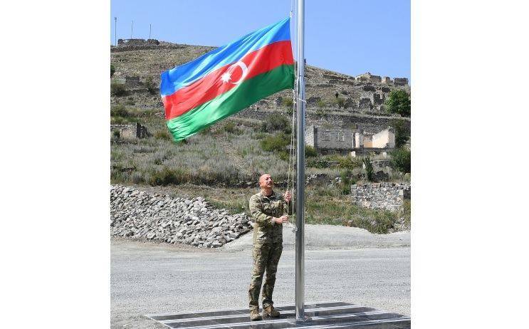 Президент Ильхам Алиев поднял в городе Кяльбаджар государственный флаг
