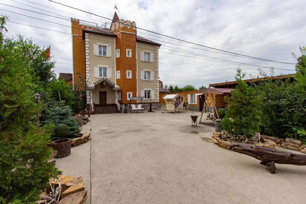 Гостиницу в виде замка продают со скидкой 3 млн рублей под Новосибирском