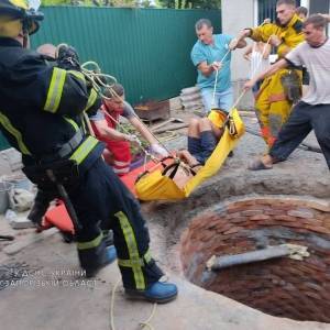 В Мелитополе мужчина упал в сливную яму. Фото