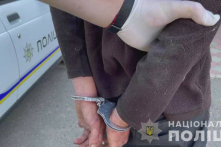 Ударил бутылкой и порезал руку: на Одесчине извращенец пытался изнасиловать ребенка