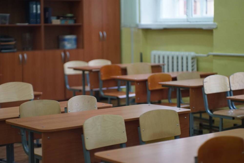 Сотрудники МЧС проверяют петербургские школы на безопасность