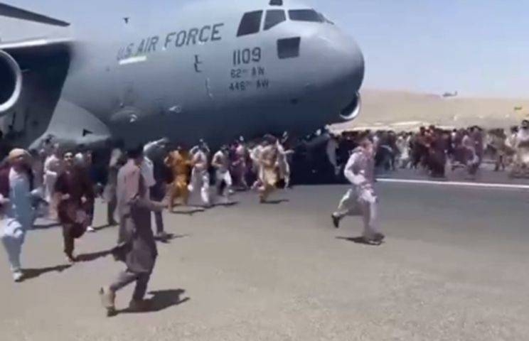 Падения людей с шасси улетающего из Кабула самолета поразило мир