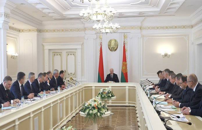 Александр Лукашенко собрал совещание с Советом министров