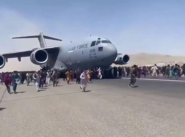 Самолет бундесвера смог вывезти из аэропорта Кабула только семь человек