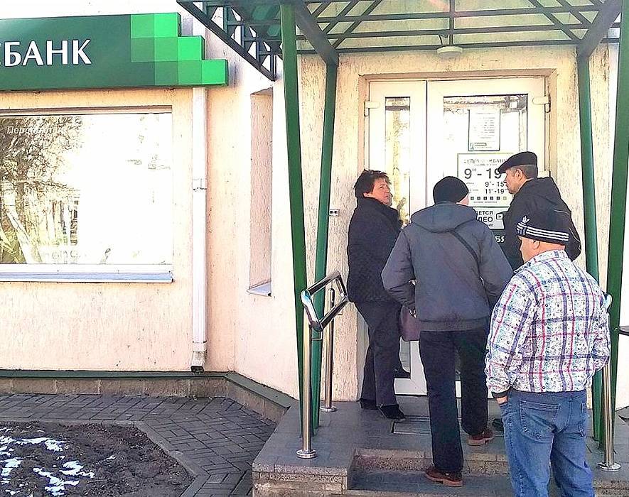 Россияне стали активно забирать деньги из банков