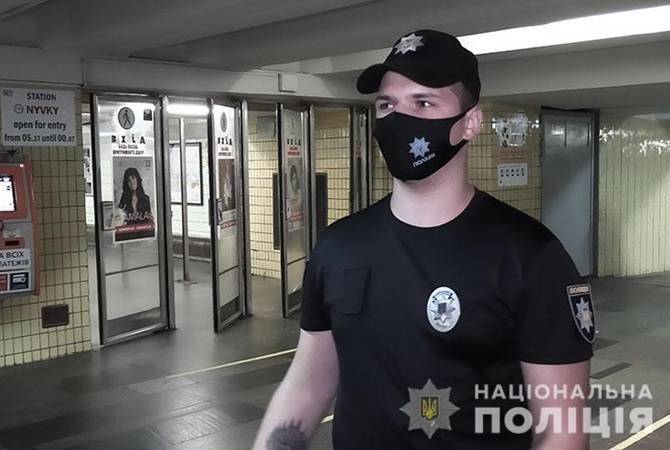 В Киеве полицейский спас пассажира метро, у которого случился сердечный приступ