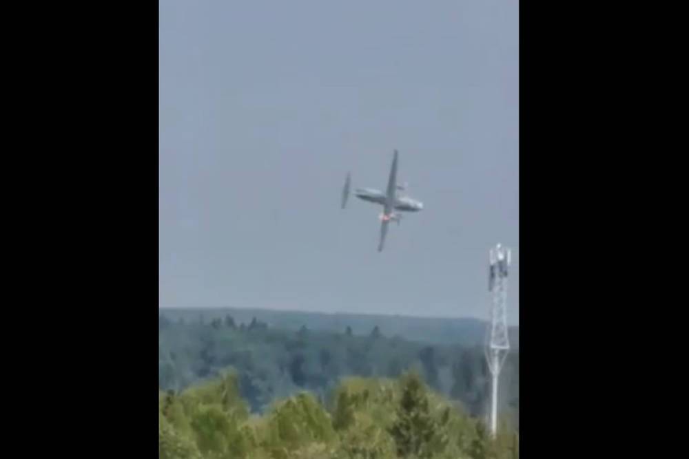Опубликовано видео падения военного самолета Ил-112В возле аэродрома Кубинка