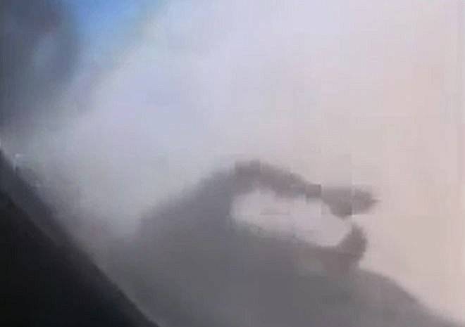 Опубликовано видео с беженцем, зажатым шасси летящего из Кабула самолета