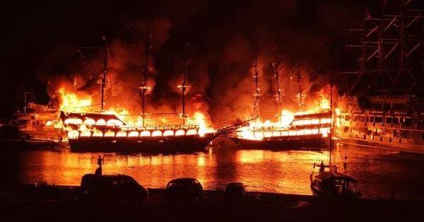 В Турции сгорели 4 экскурсионных судна: спасаясь, пассажиры прыгали в воду (ВИДЕО)