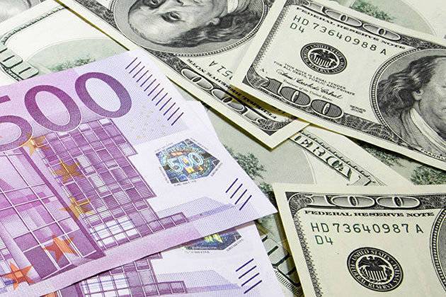 Доллар слабо дорожает к евро в ожидании статистики из США