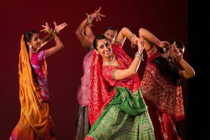На индийском празднике сладкой горы пели, танцевали и плели цветочные гирлянды