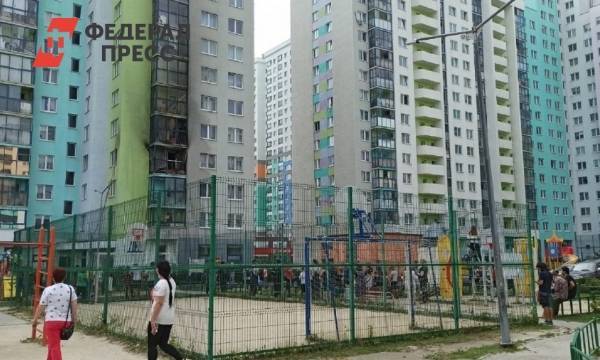 В Академическом районе Екатеринбурга горит квартира: людям нечем дышать