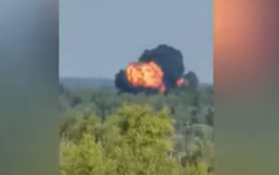 Под Москвой в полете загорелся и рухнул на землю опытный военно-транспортный самолет (ВИДЕО)