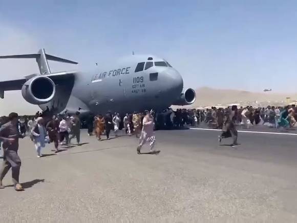 Стало известно о стрельбе в охваченном хаосом аэропорту Кабула, вылеты пристановлены