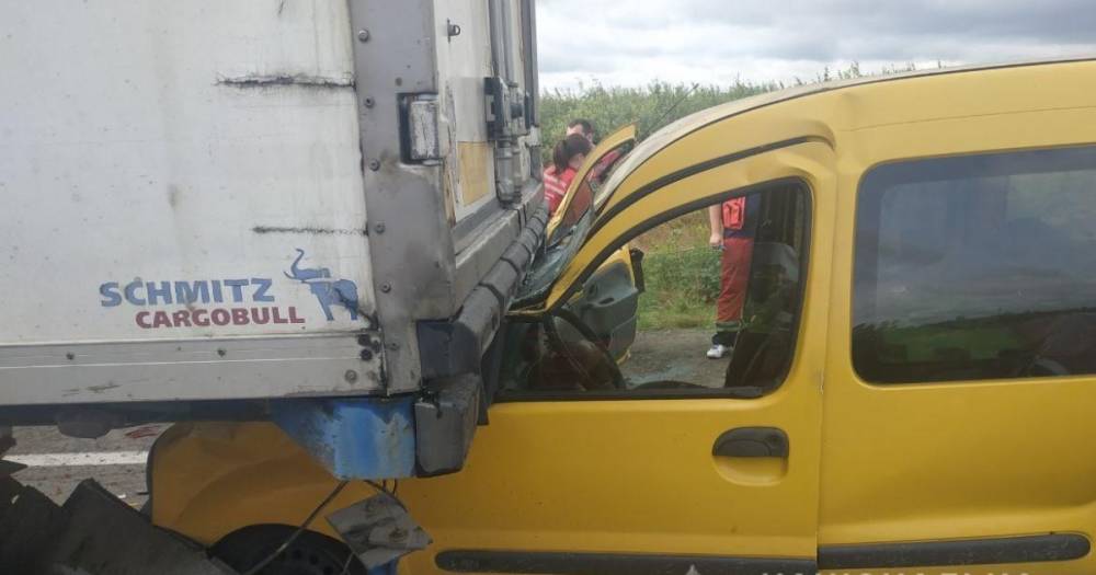 Под Львовом две легковушки догнали грузовик: есть жертва (ФОТО, ВИДЕО)