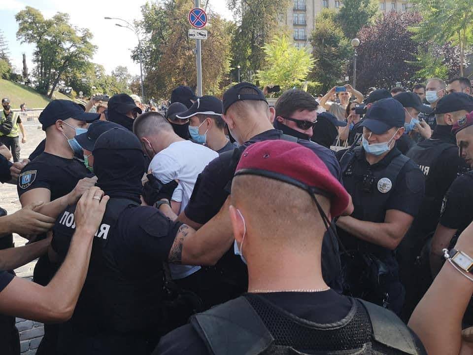 В Киеве наци подрались с полицаями из-за советских декораций