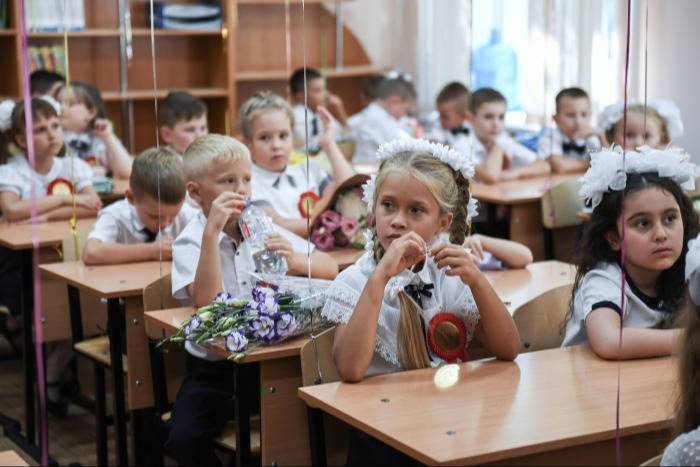 Школы Екатеринбурга начнут учебный год в очном формате, но без общих линеек