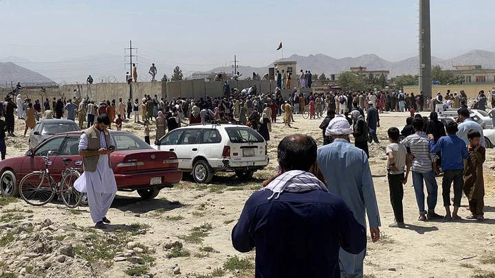 Сотни афганцев пытаются попасть в аэропорт Кабула из-за ситуации с талибами*