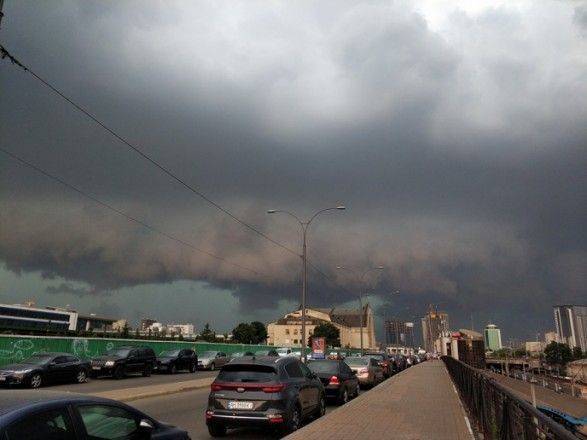 «Первый уровень опасности»: в Киеве объявлено штормовое предупреждение