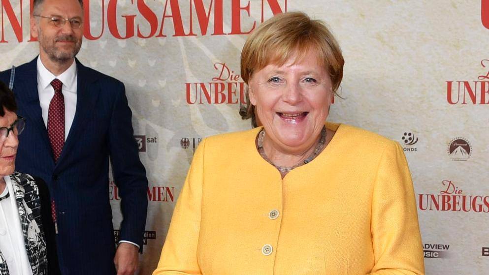 Пока немцы борются за свою жизнь, канцлер Германии развлекается