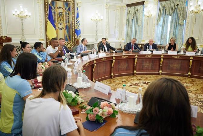 Зеленский вручил награды олимпийцам и анонсировал визит в Украину президента МОК