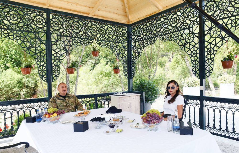 Президент Ильхам Алиев и Первая леди Мехрибан Алиева на чаепитии в Кяльбаджаре (ФОТО/ВИДЕО)
