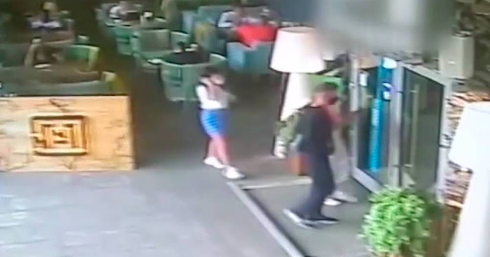 Россиянин напал на девушку с ножом и отвел ее в ресторан