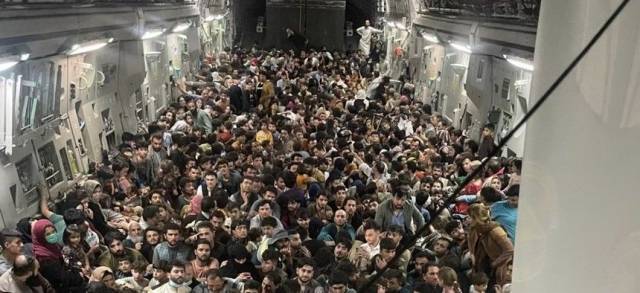 Фото дня: 640 афганцев поместились в самолете американских ВВС