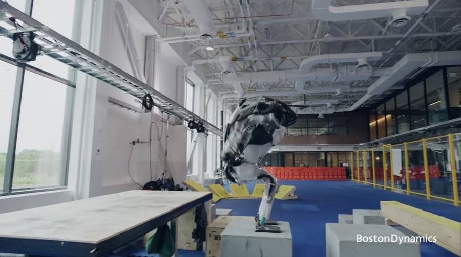 Boston Dynamics показала на видео занимающихся паркуром роботов
