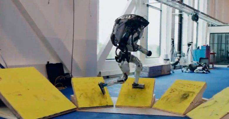 "Чрезвычайно впечатляет!": Роботы Boston Dynamics овладели паркуром и восхитили Интернет