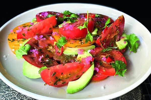 Карпаччо из помидоров и авокадо: рецепт от шеф-повара Виталия Истомина