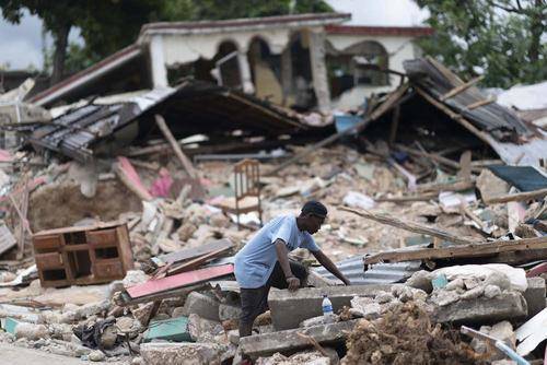 Количество жертв землетрясения на Гаити увеличилось до 1 941