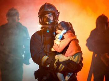 В Вологде пожарные спасли двух детей из огня