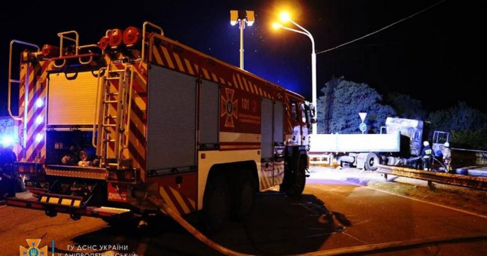 В Днепре столкнулись четыре грузовика: есть погибший, четверо людей в больнице (ФОТО, ВИДЕО)