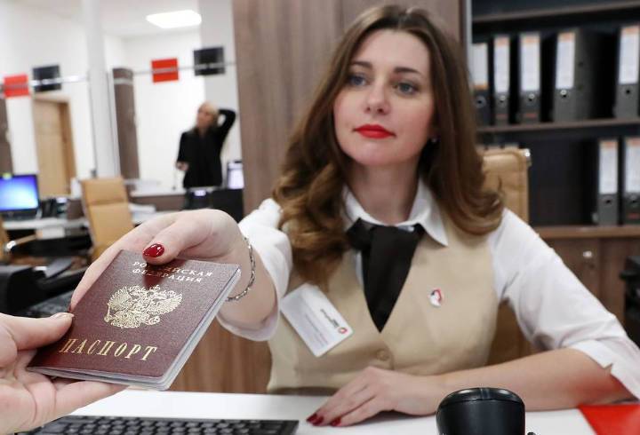 Минцифры до конца года решит заменять ли бумажные паспорта смарт-картой